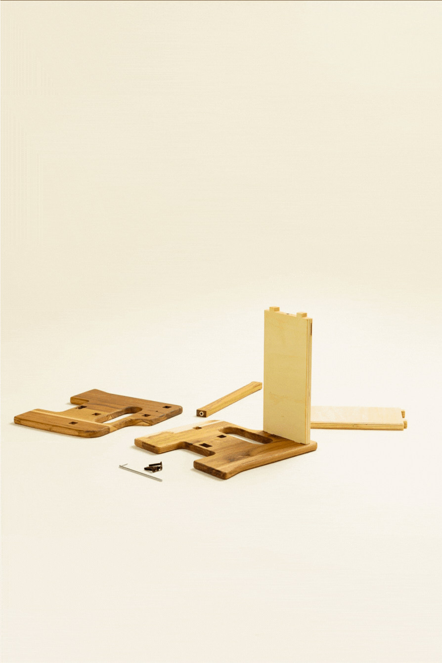 GIF del ensamblaje del escalerín Montessori de madera Fly Me to the Moon de Minimaall Petit, para niños