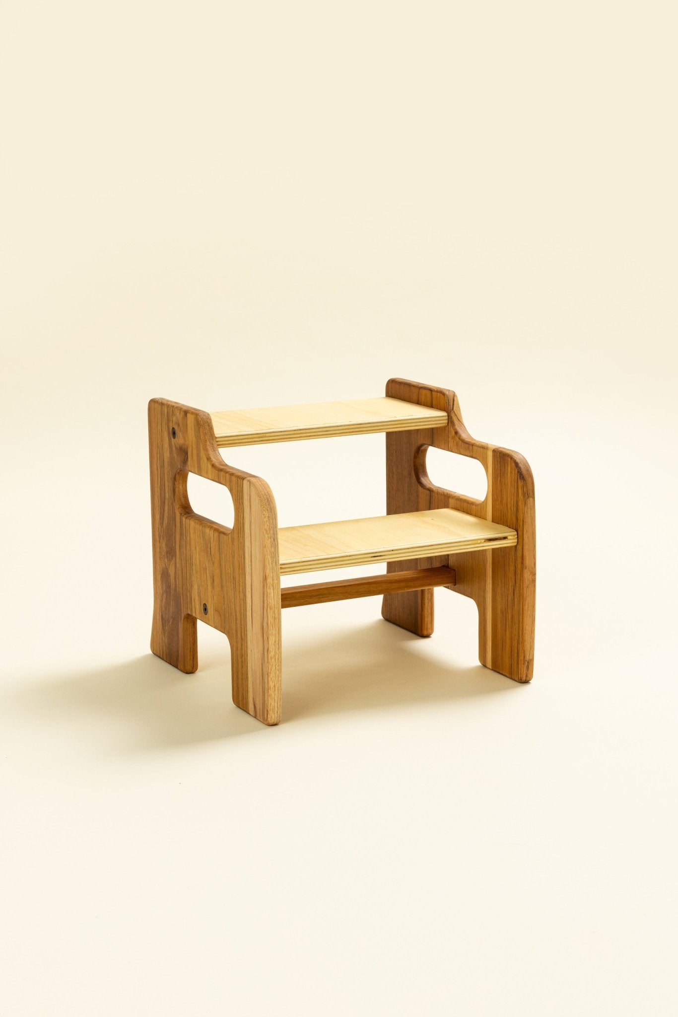Escalerín Montessori de madera Fly Me to the Moon de Minimaall Petit, para niños, vista en ángulo