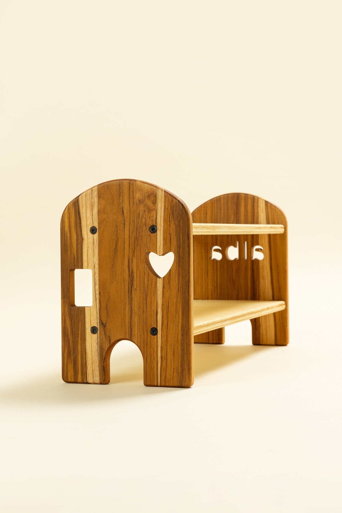 Zapatero y banca Montessori de madera Happy Feet de Minimaall Petit, para niños a partir de 3 años, vista angulada en detalle