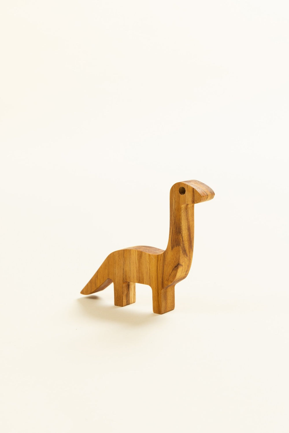 Dinosaurio Montessori de madera Claw de Minimaall Petit, vista frontal en ángulo