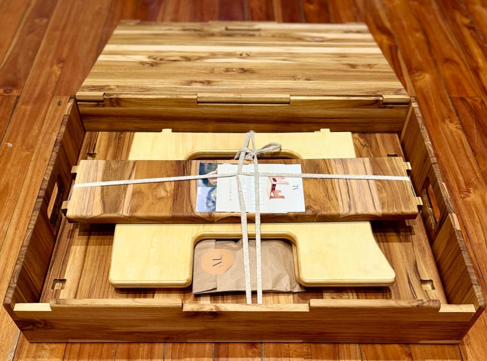 Escritorio Montessori de madera El Monstruo (Teca) Edición Limitada de Minimaall Petit, caja de teca con piezas desarmadas