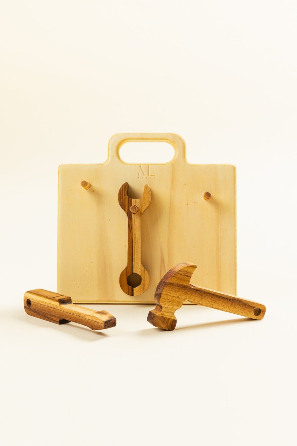 Set de herramientas Montessori de madera Mini Maker Kit de Minimaall Petit, dos herramientas fuera del soporte, vista frontal