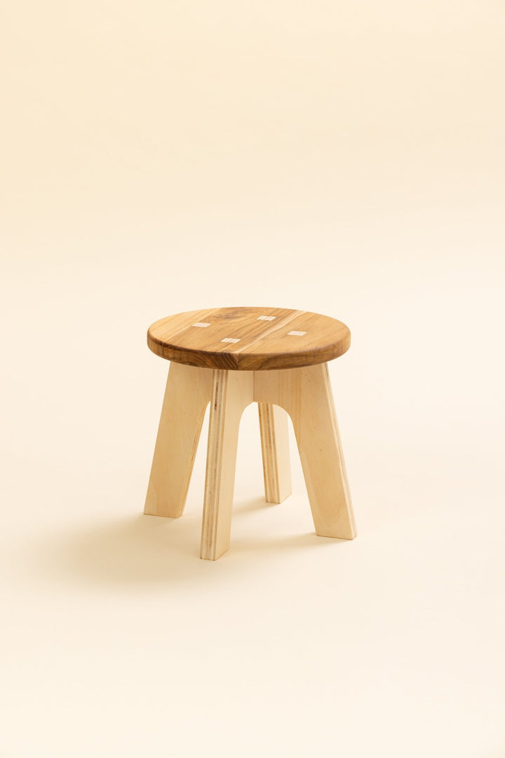 Banco Montessori de madera Three Little Birds de Minimaall Petit, para niños desde 18 meses, vista en ángulo