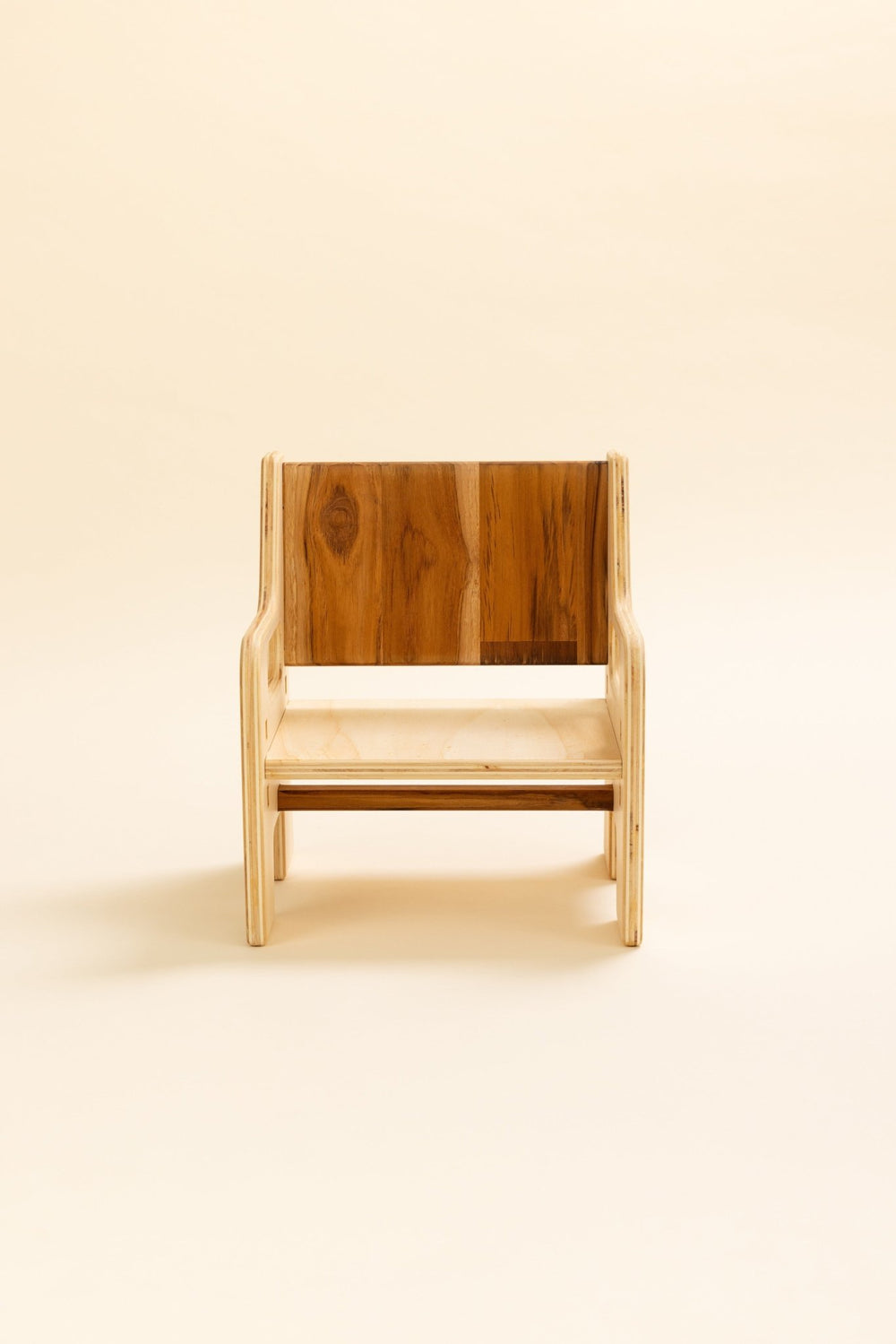 Silla Montessori de madera La Laguna de Minimaall Petit, ajustable para niños, vista frontal.
