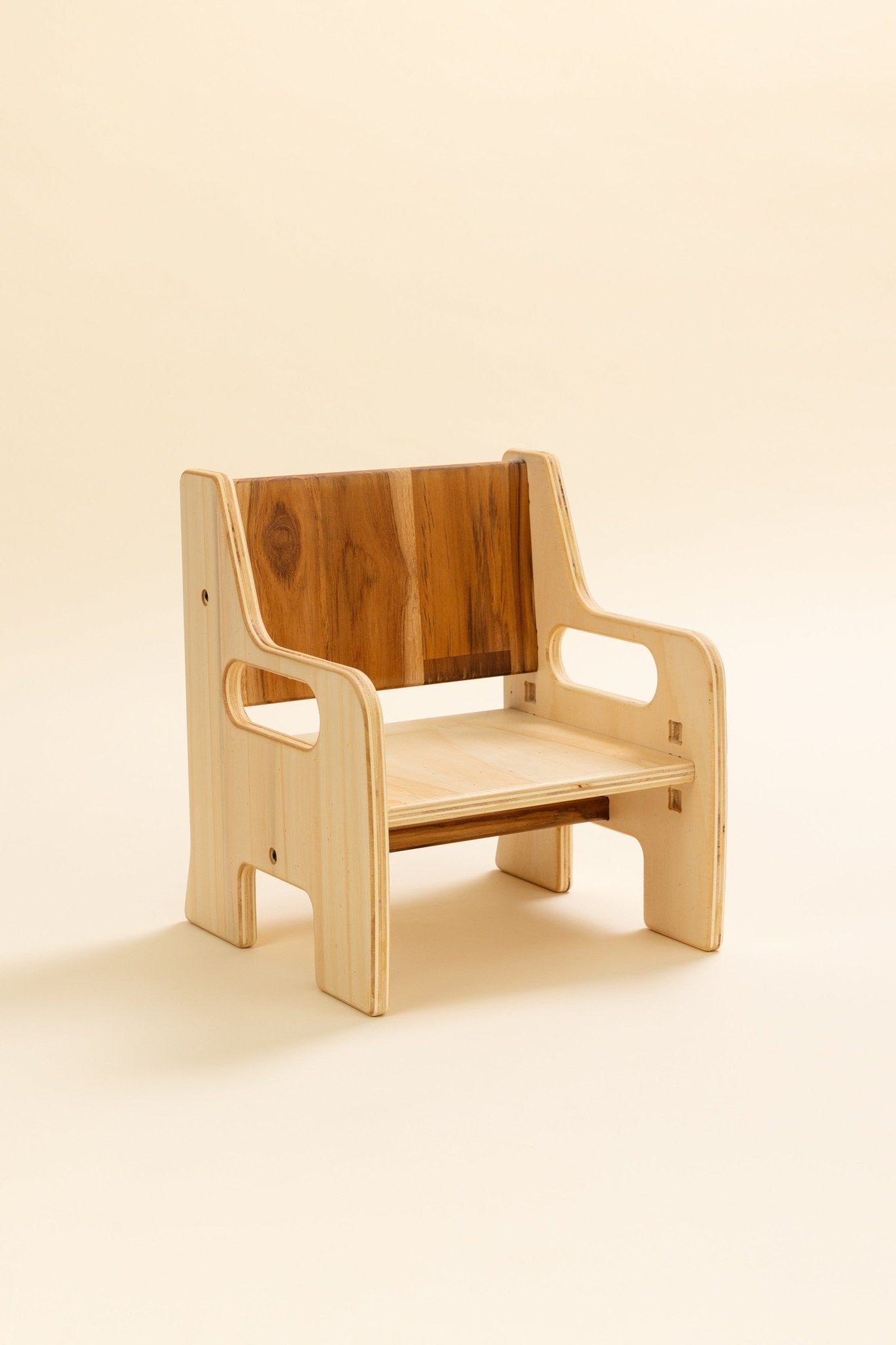 Silla Montessori de madera La Laguna de Minimaall Petit, ajustable para niños, vista diagonal.