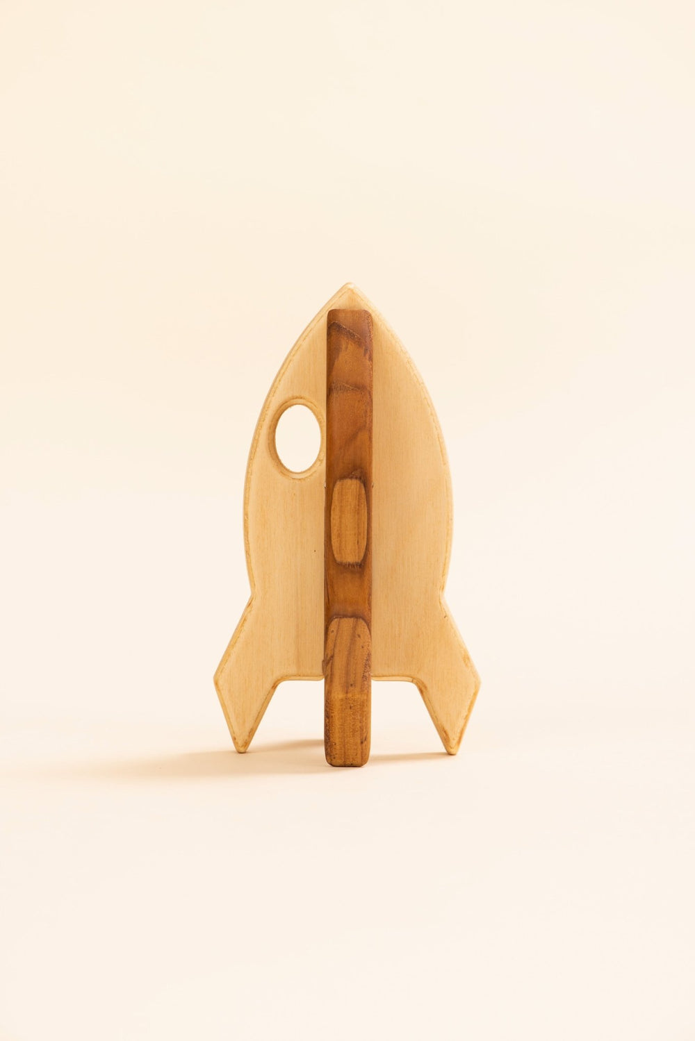 Cohete Montessori de madera Space Oddity de Minimaall Petit, vista frontal con cara en pino blanco español