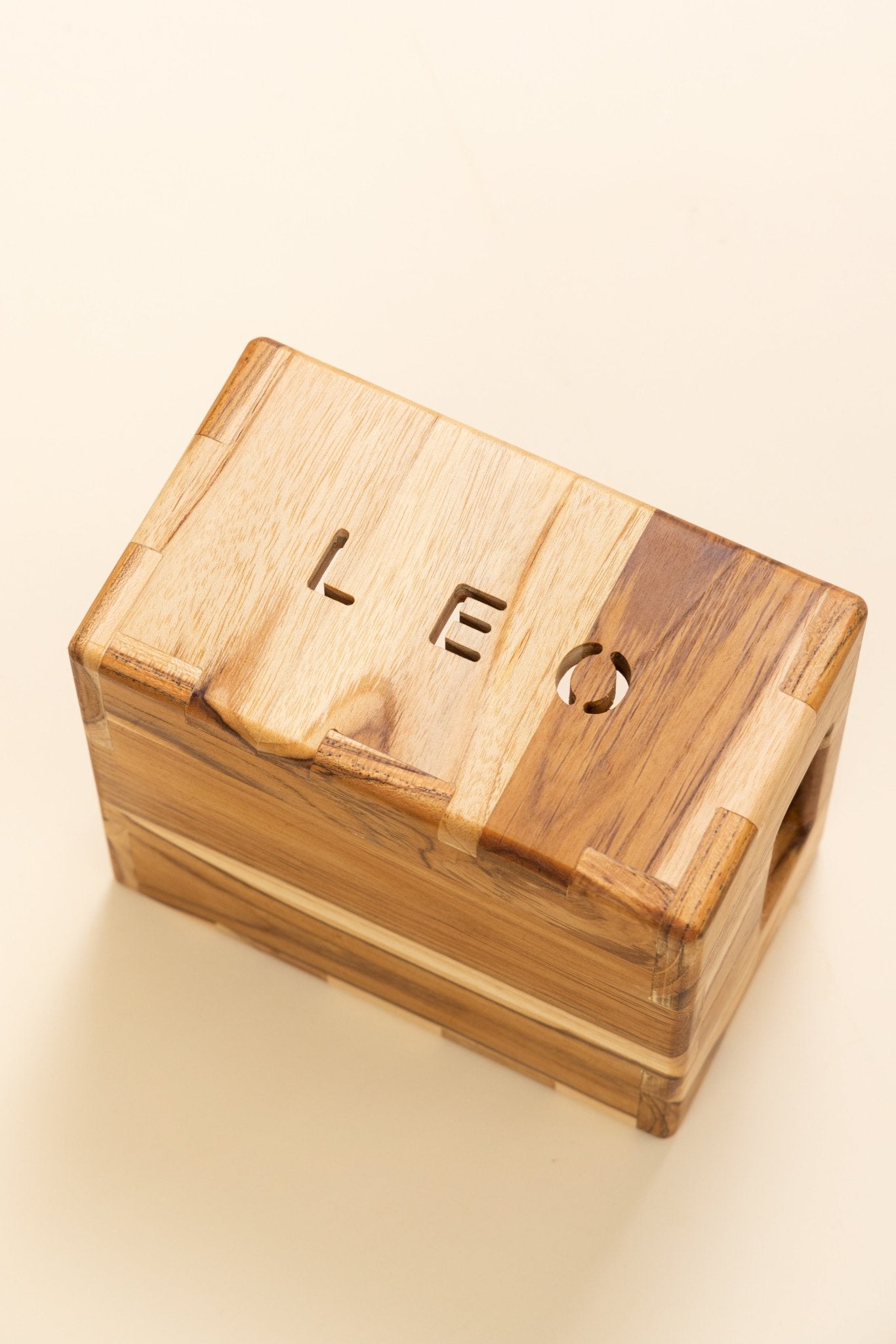 Caja Magic de Minimaall Petit, vista inclinada con nombre LEO como ejemplo de personalización
